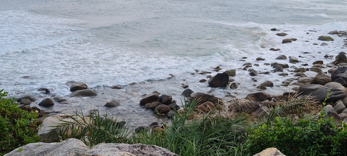 Bãi biển nằm ở thị trấn Cát Tiến, huyện Phù Cát, cách trung tâm thành phố Quy Nhơn chừng 30 km.