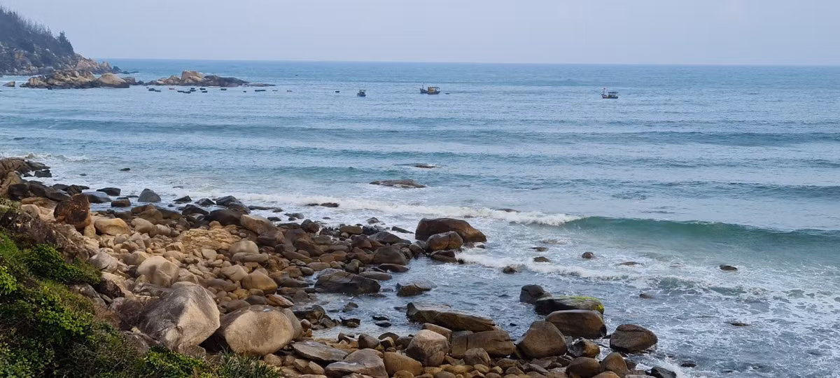 Các phiến đá với nhiều hình thù kỳ lạ đẹp mắt, nhấp nhô xếp chồng lên nhau tạo nên bức tranh biển cả nên thơ và nhẹ nhàng.