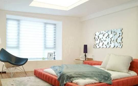 Màu cam là màu ấm phổ biến nhất, tràn đầy sức sống và sinh lực, có thể khiến phòng khách ấm áp. Tuy nhiên, phòng ngủ là nơi để tĩnh tâm, nghỉ ngơi, sử dụng quá nhiều màu cam rực rỡ có thể khiến con người bị kích động, khó đi vào giấc ngủ. Lâu ngày sẽ khiến tâm trạng buồn phiền không yên, có cảm giác sợ hãi và âu lo không biết tại sao, từ đó khiến thần kinh đầy những ảo giác. 