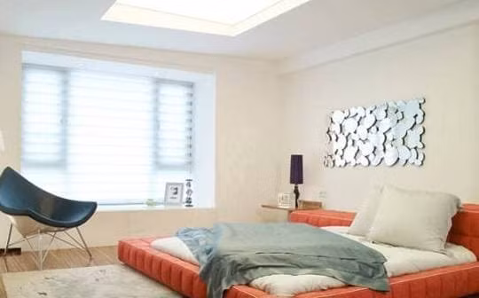 Màu cam là màu ấm phổ biến nhất, tràn đầy sức sống và sinh lực, có thể khiến phòng khách ấm áp. Tuy nhiên, phòng ngủ là nơi để tĩnh tâm, nghỉ ngơi, sử dụng quá nhiều màu cam rực rỡ có thể khiến con người bị kích động, khó đi vào giấc ngủ. Lâu ngày sẽ khiến tâm trạng buồn phiền không yên, có cảm giác sợ hãi và âu lo không biết tại sao, từ đó khiến thần kinh đầy những ảo giác. 