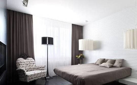 Nhiều người thích sử dụng sự tương phản đen trắng để làm nổi bật phong cách thời trang hiện đại. Cách phối màu này quả thực rất thời trang khi sử dụng trong phòng khách. uy nhiên, nó không thích hợp cho phòng ngủ. Phòng ngủ là nơi con người nghỉ ngơi, dưỡng sức...Theo phong thủy, sử dụng quá nhiều màu đen trong phòng ngủ dễ làm mất cân bằng âm dương, mang lại tà khí và xui xẻo. 