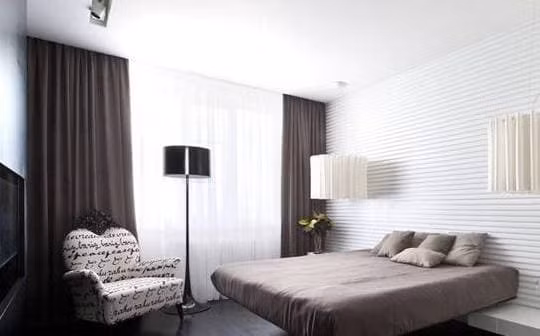 Nhiều người thích sử dụng sự tương phản đen trắng để làm nổi bật phong cách thời trang hiện đại. Cách phối màu này quả thực rất thời trang khi sử dụng trong phòng khách. uy nhiên, nó không thích hợp cho phòng ngủ. Phòng ngủ là nơi con người nghỉ ngơi, dưỡng sức...Theo phong thủy, sử dụng quá nhiều màu đen trong phòng ngủ dễ làm mất cân bằng âm dương, mang lại tà khí và xui xẻo. 