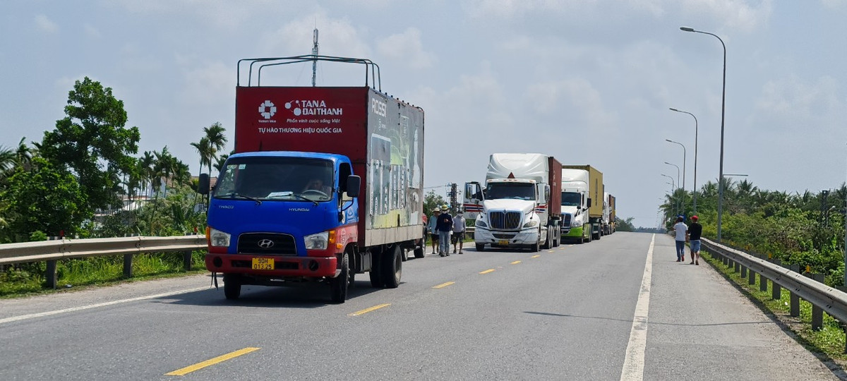 Giao thông qua đoạn đường này vẫn chưa thông suốt.