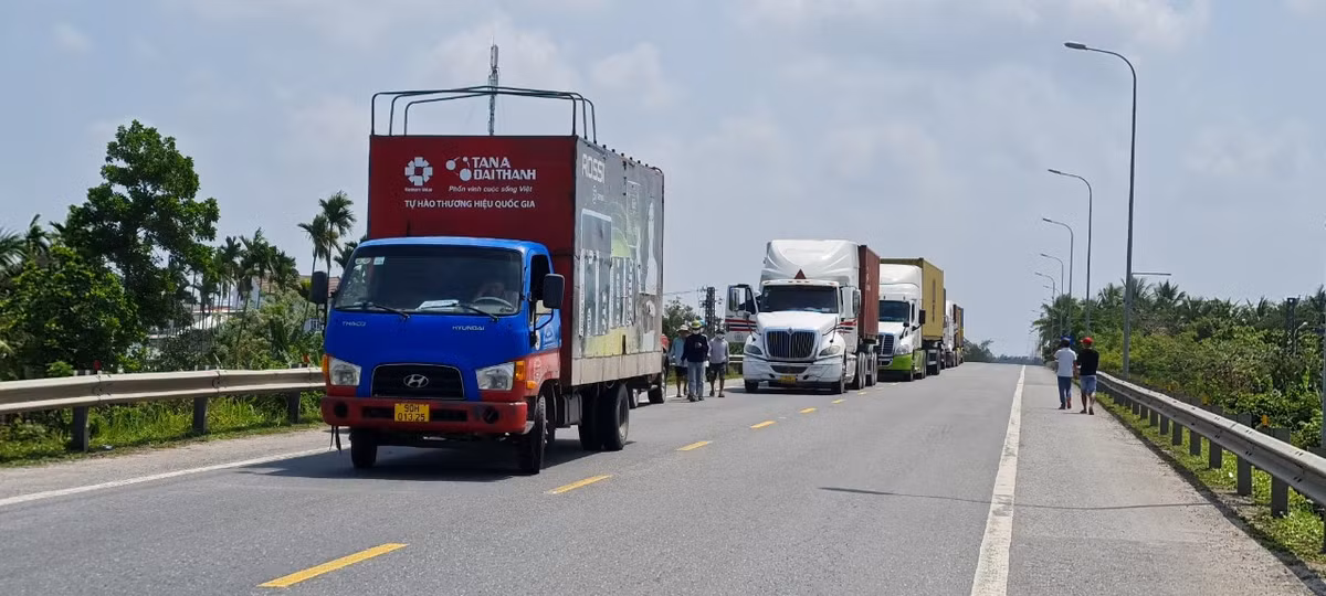 Giao thông qua đoạn đường này vẫn chưa thông suốt.