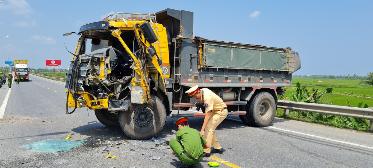 Đầu xe tải vỡ nát.