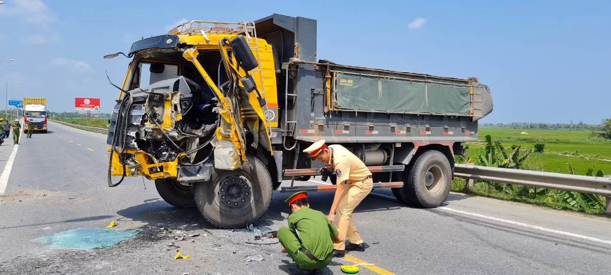 Đầu xe tải vỡ nát.