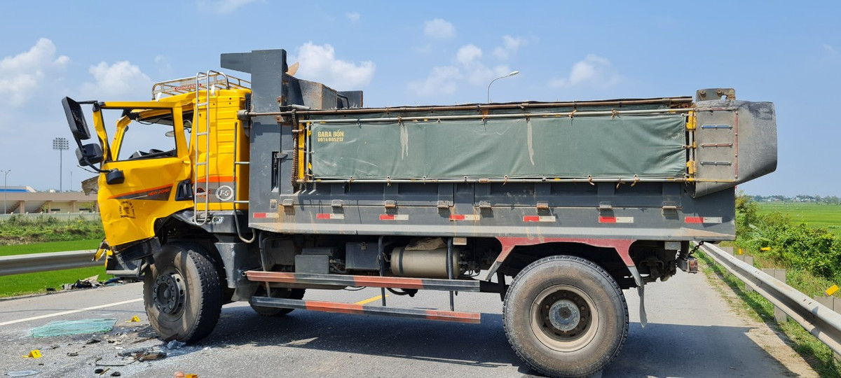 Tại hiện trường, một xe tải nằm chắn ngang đường. 