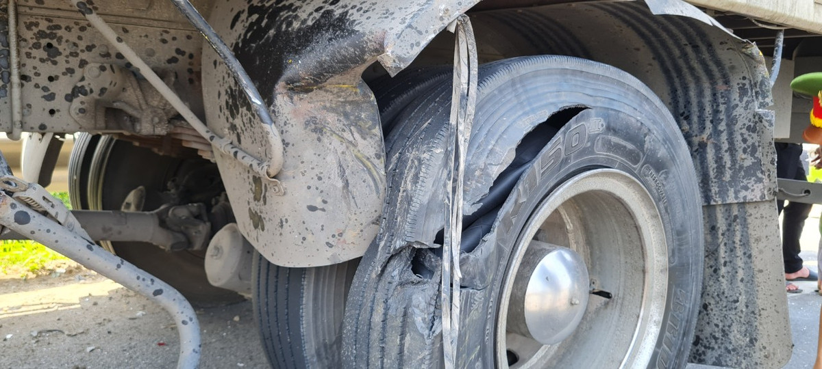 Một xe tải lốp vỡ tan tành.