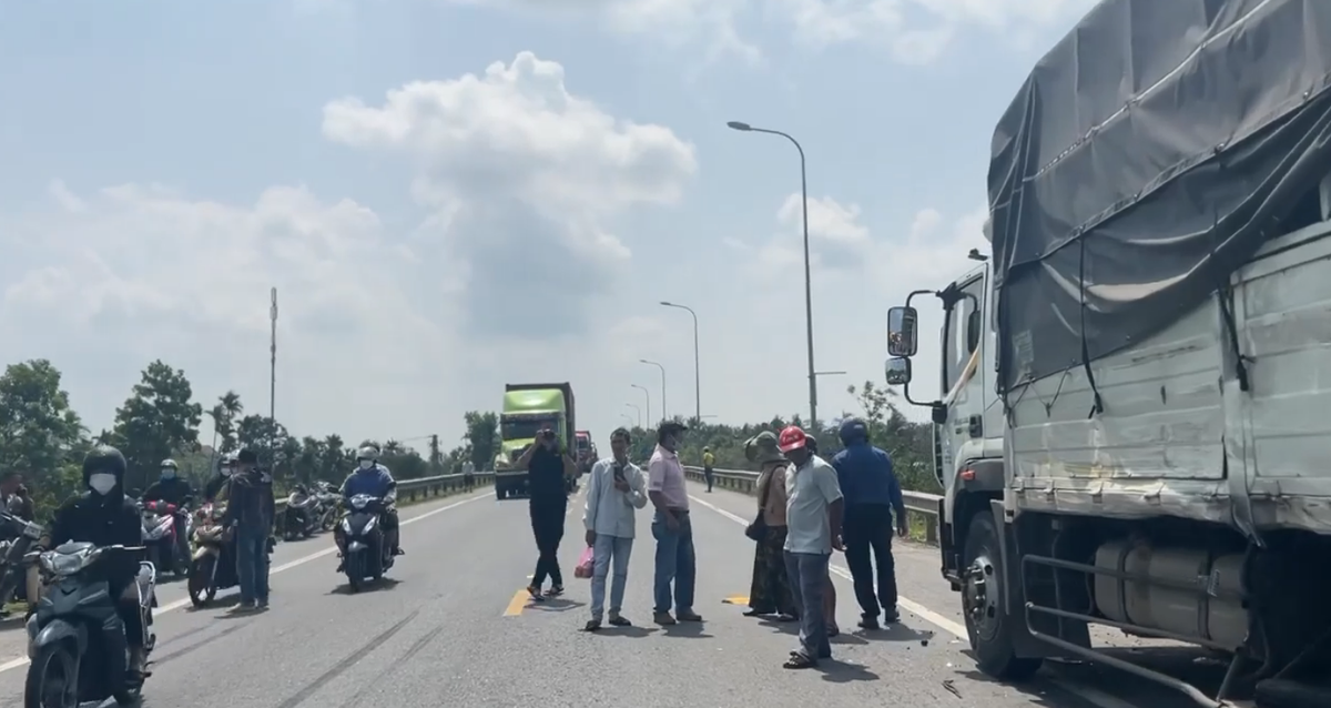 Vụ va chạm ngay lập tức khiến giao thông qua đoạn đường này ùn tắc.