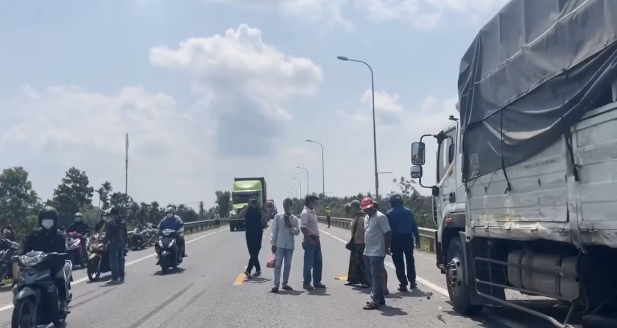 Vụ va chạm ngay lập tức khiến giao thông qua đoạn đường này ùn tắc.