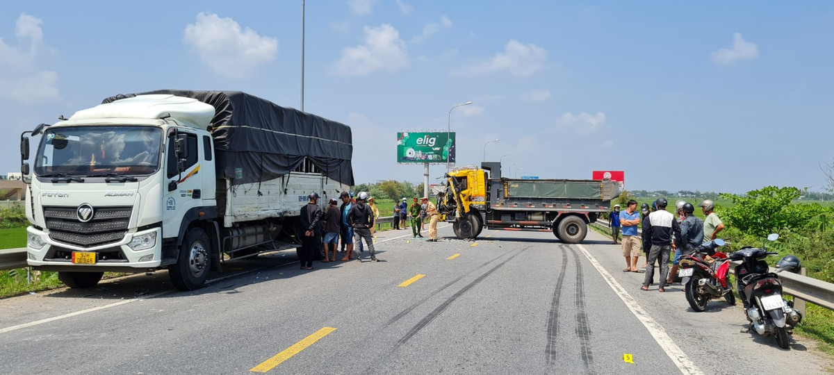 Nhận được tin báo, lực lượng chức năng đã đến hiện trường thực hiện công tác cứu hộ cứu nạn và điều tiết giao thông.