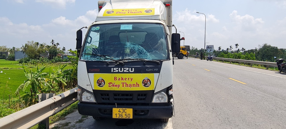 Một trong ba xe tải nằm tại hiện trường trưa nay.