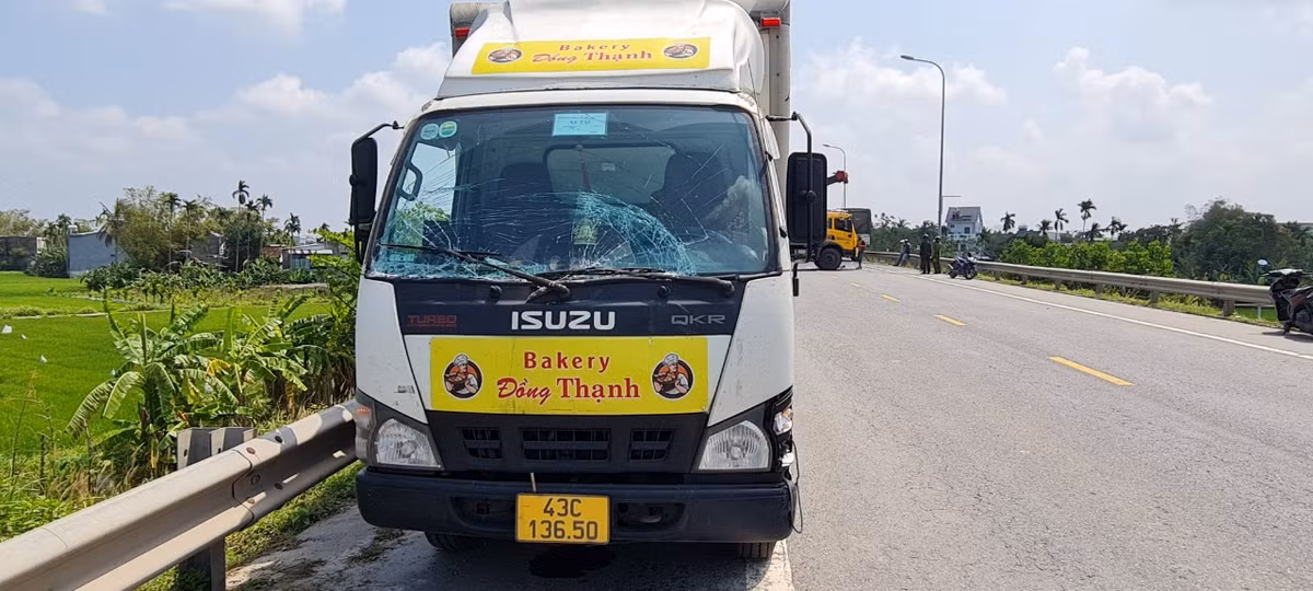 Một trong ba xe tải nằm tại hiện trường trưa nay.