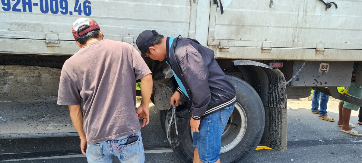 Đến 12h30 cùng ngày, hai trong số 5 xe tải đã được rời khỏi hiện trường.