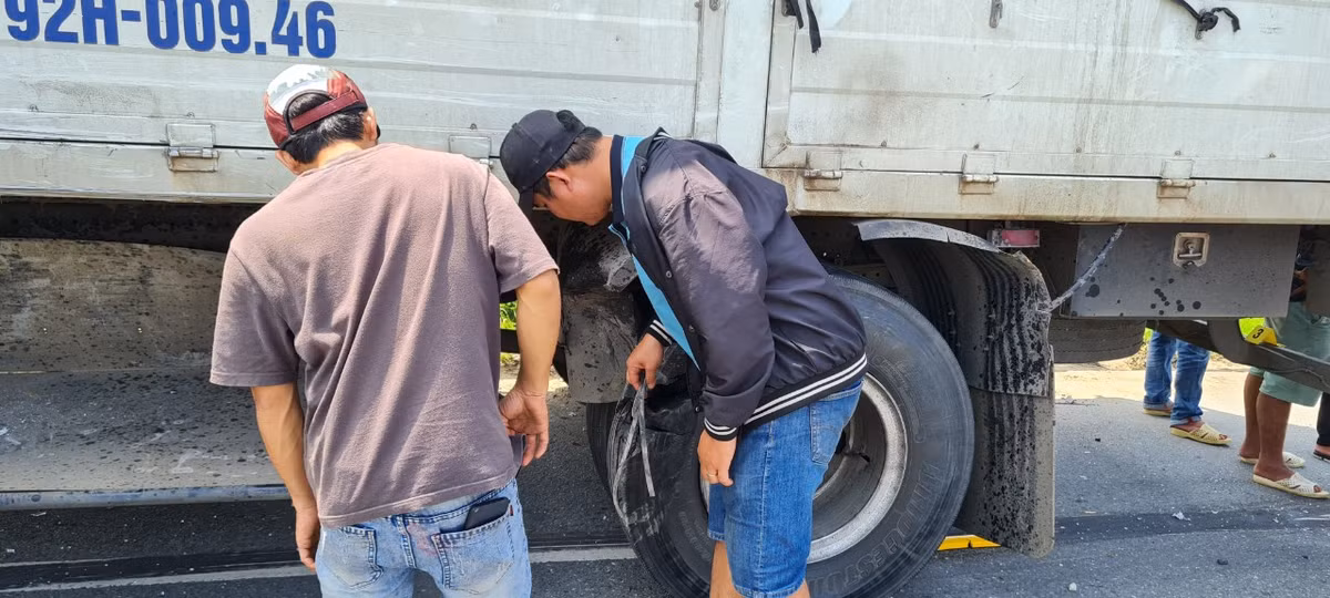 Đến 12h30 cùng ngày, hai trong số 5 xe tải đã được rời khỏi hiện trường.