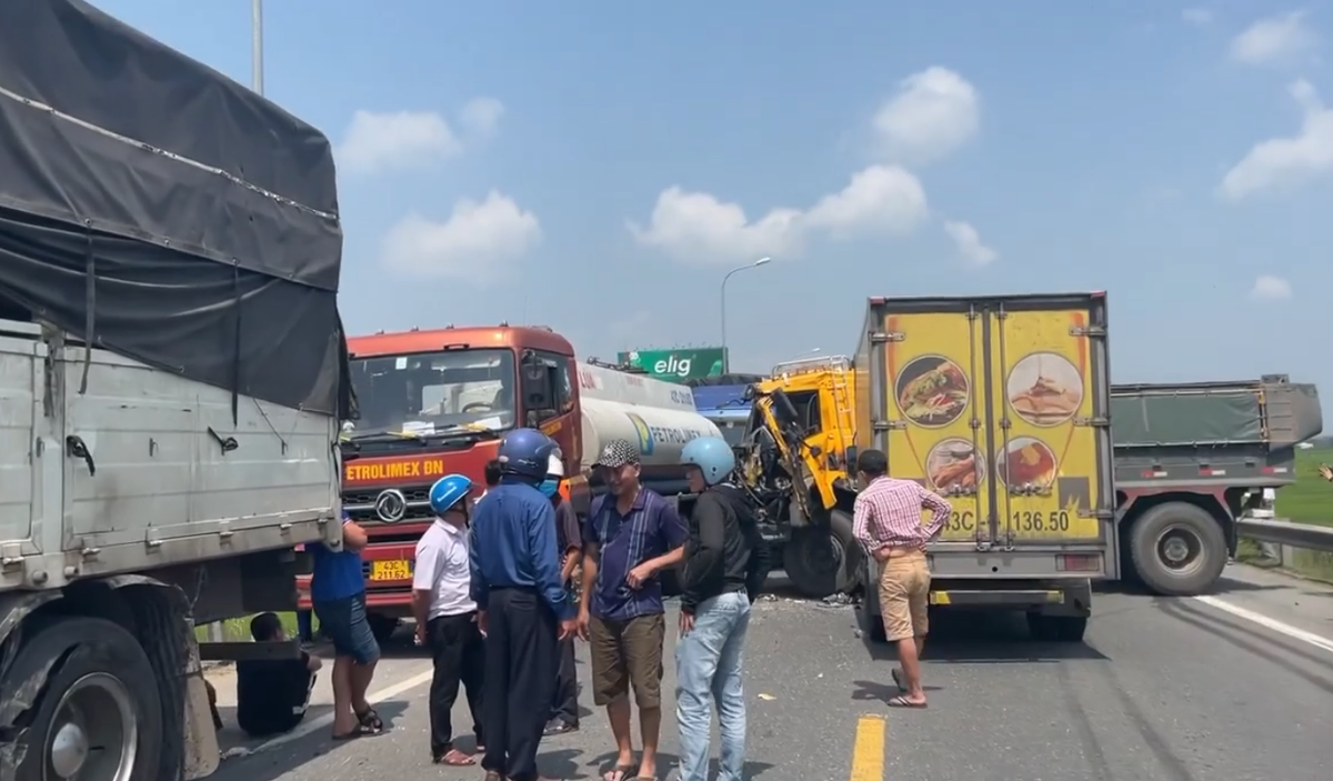 Sáng 6/3, tại đường tránh thị xã Điện Bàn, đoạn qua xã Điện Minh, thị xã Điện Bàn, tỉnh Quảng Nam đã xảy ra vụ va chạm giao thông liên hoàn.