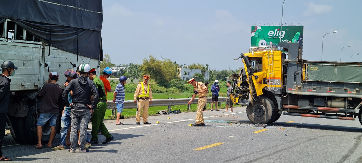 Lực lượng công an vẫn đang tiếp tục khám nghiệm hiện trường.