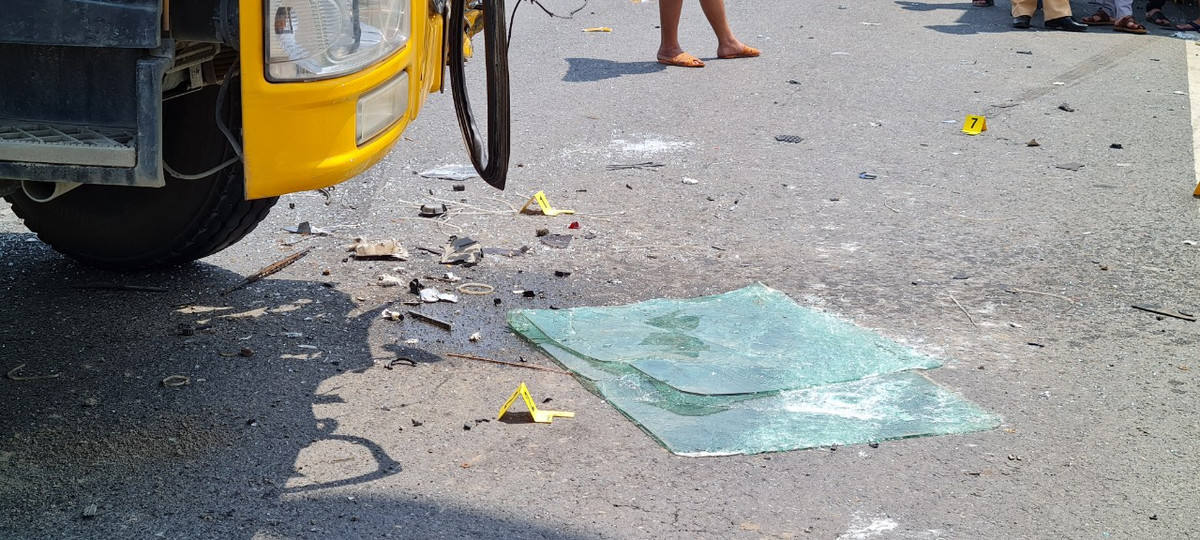 Kính rơi tung tóe khắp nơi.