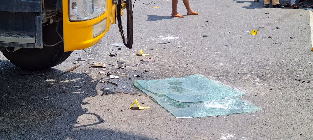 Kính rơi tung tóe khắp nơi.