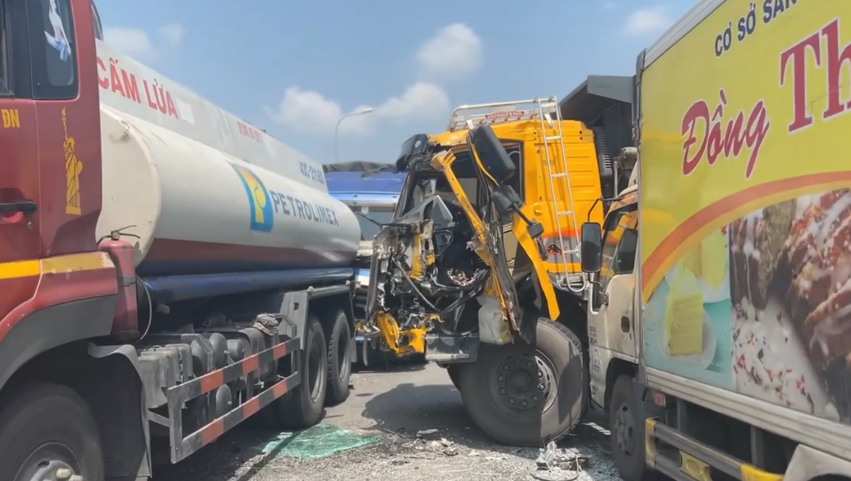Các nhân chứng tại hiện trường cho biết, có khoảng 5 xe tải liên quan đến vụ va chạm này.