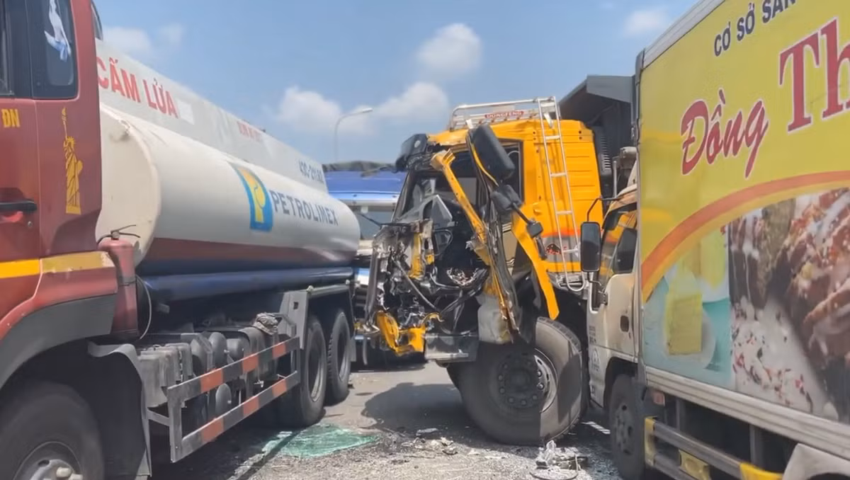 Các nhân chứng tại hiện trường cho biết, có khoảng 5 xe tải liên quan đến vụ va chạm này.