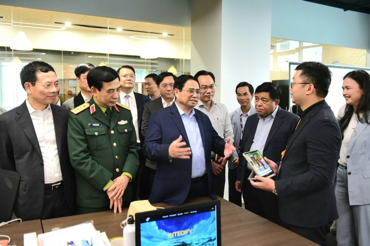 Thu tuong Pham Minh Chinh tham va lam viec voi Trung tam Doi moi sang tao Quoc gia (NIC)