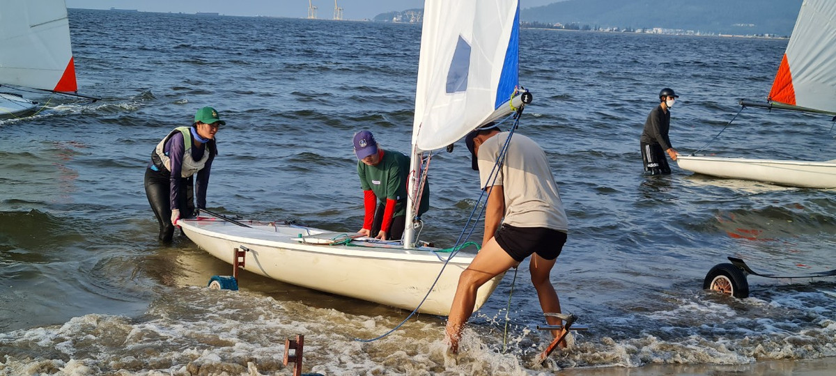 Sau đó, đội chuyển sang tập luyện tại khu vực Công viên Cá Voi, quận Sơn Trà.
