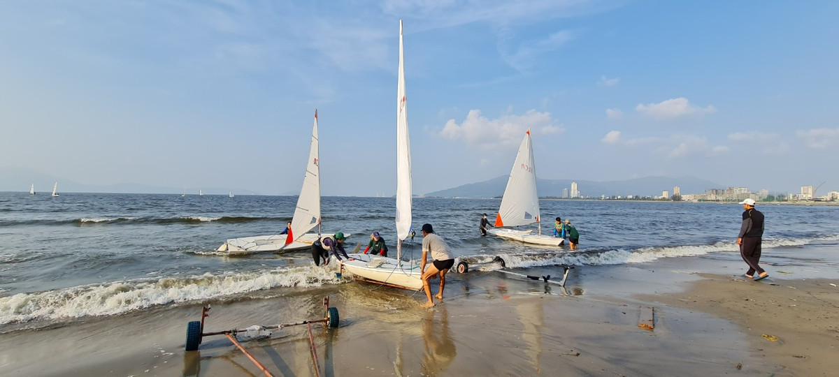 Nơi đây phù hợp để tập luyện, đồng thời việc đưa phương tiện lên bờ cũng dễ dàng, không tốn sức cho vận động viên.