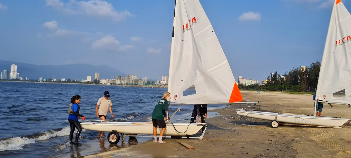 Tuy nhiên, khu vực Công viên Cá Voi chỉ có thể tập luyện vào mùa hè, mùa đông sóng lớn nên đội quyết định chuyển đến tập tại khu vực biển Nguyễn Tất Thành, ông Dũng cho hay.