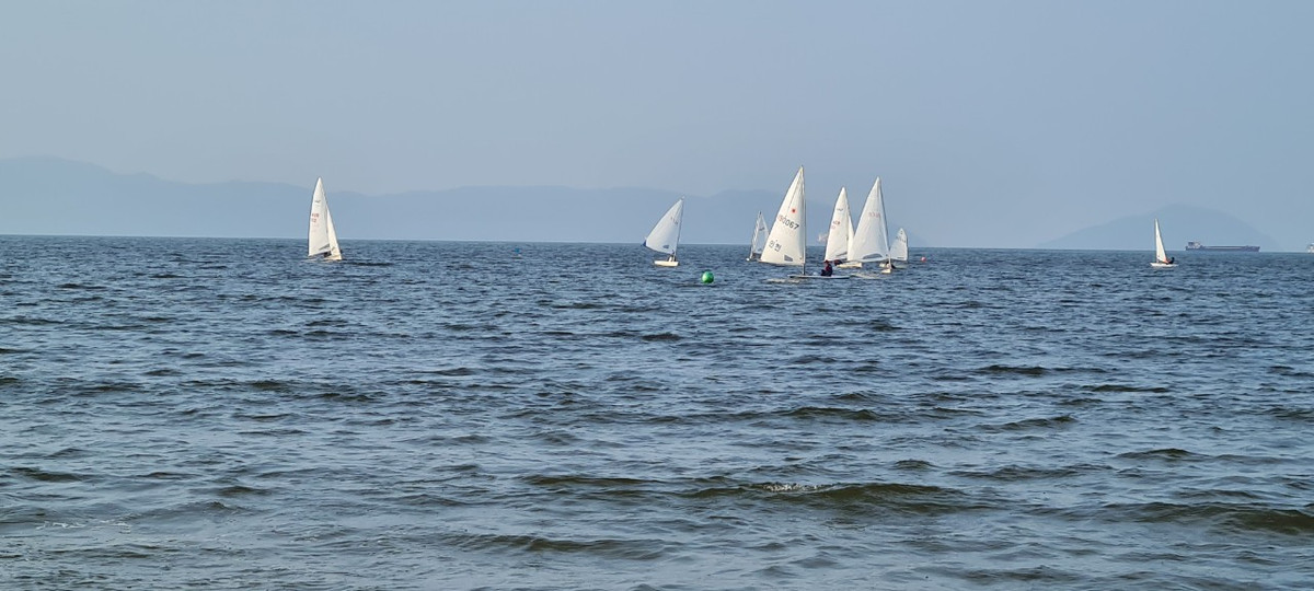 Đó là buổi tập của các VĐV thuộc Đội tuyển trẻ Sailing (thuyền buồm) quốc gia tại Đà Nẵng.