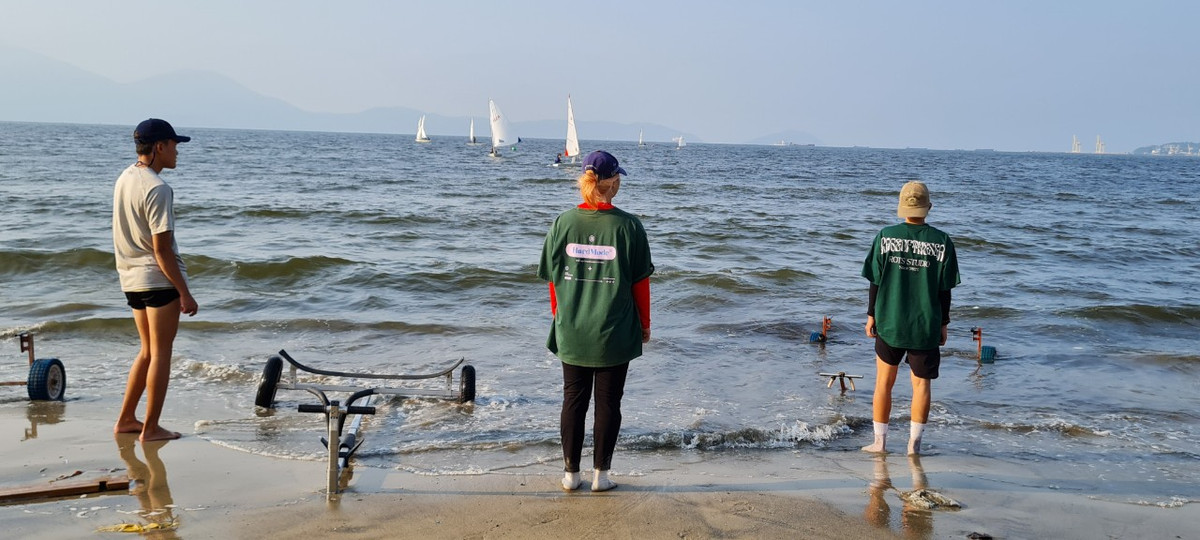 Ông Tống Hữu Dũng, Trưởng bộ môn Đua thuyền thành phố Đà Nẵng cho biết, các vận động viên đội tuyển quốc gia môn Sailing đến từ các tỉnh thành như Đà Nẵng, TP HCM, Hải Phòng, Quảng Bình ...