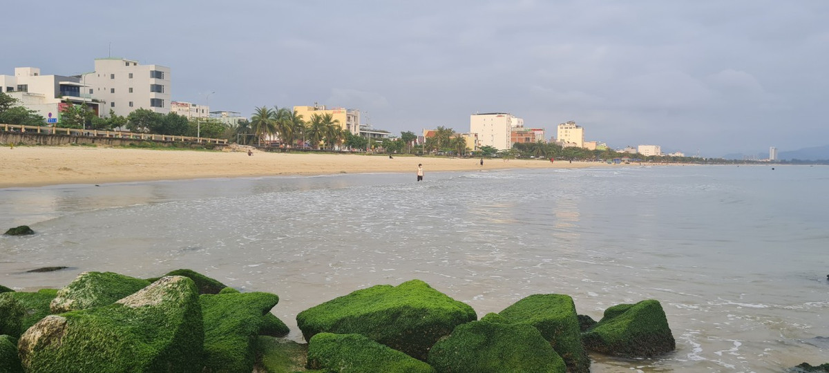 Ngắm bình minh trên biển Đà Nẵng để cảm nhận vẻ đẹp tự nhiên và đời sống sinh hoạt giản dị mà xiêu lòng người.