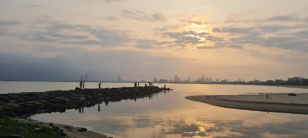 Mỗi bãi biển ở đây mang một vẻ đẹp riêng và mang đến những cảm nhận khác nhau cho du khách. Thời điểm đẹp nhất để chiêm ngưỡng vẻ lãng mạn của biển Đà Nẵng là vào lúc bình minh.