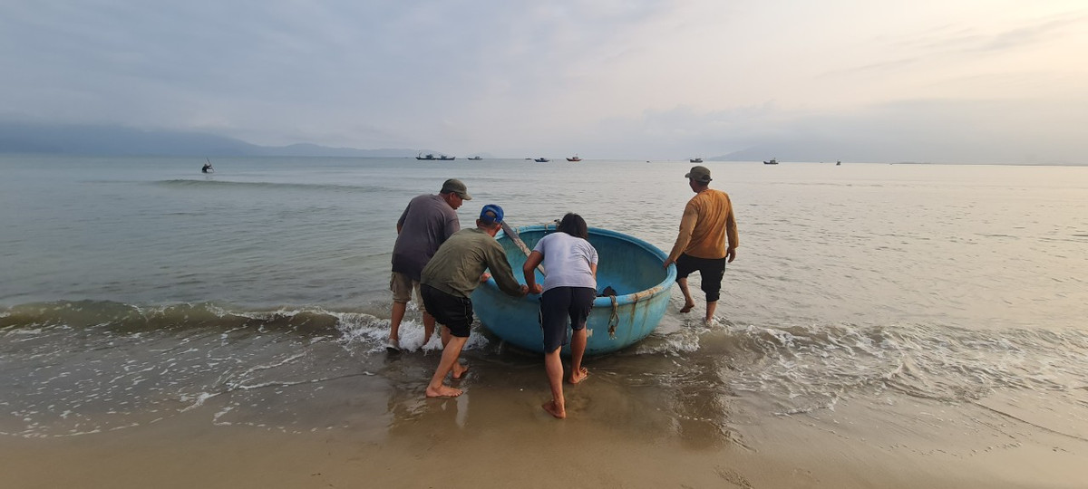 Và đây cũng là lúc những chiếc thuyền thúng chuẩn bị ra khơi.