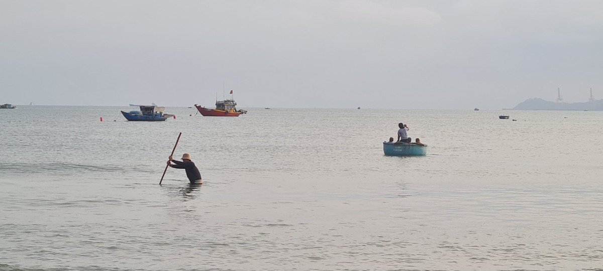 Biển Đà Nẵng buổi bình minh như tấm gương khổng lồ phản chiếu những sinh hoạt đời thường của người dân.