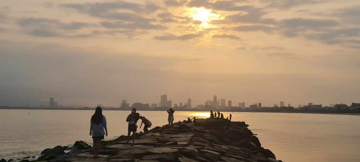 Đông đảo người dân và du khách tranh thủ bắt trọn khoảnh khắc tuyệt đẹp này.