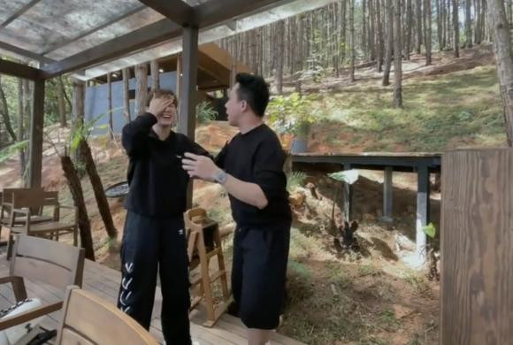 Hóa ra trong lúc quá hưng phấn, nam MC đã lỡ vỗ chiếc đồng hồ vào đầu bà xã.