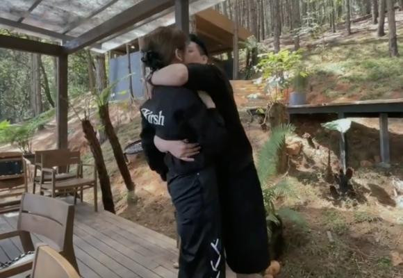 Chứng kiến cảnh này của cặp đôi, hội bạn thân cười bò. Anh Đức còn trêu rằng: "Ủa chứng tỏ gì kì vậy?".