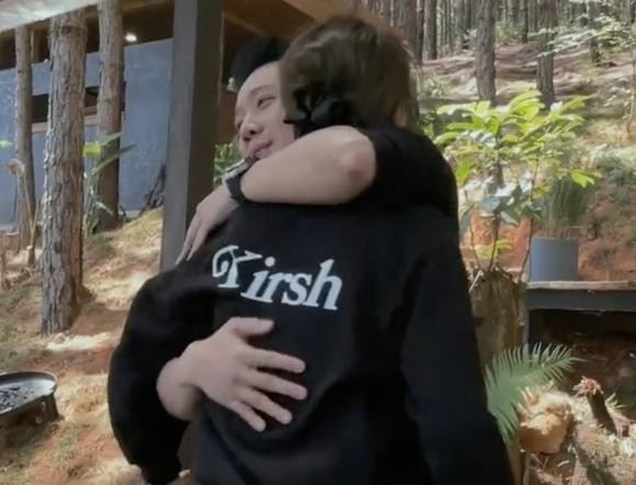 Trấn Thành và Hari Won rất thường xuyên tổ chức đi chơi xa cùng hội bạn thân mỗi khi rảnh rỗi. Cặp đôi khiến dân tình nhiều lần cười bò vì những màn tương tác hơi bất ổn nhưng cực dễ thương của mình.