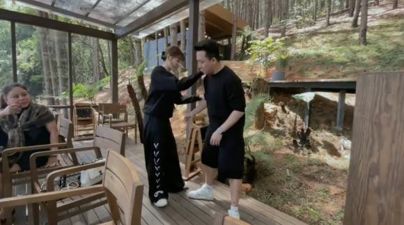 Tuy nhiên, đời không như mơ, khi Trấn Thành đang vui sướng nhận tràng vỗ tay tán thưởng của hội bạn thân thì Hari Won nổi quạu và đánh vào vai chồng kèm lời than: "Ui đau".