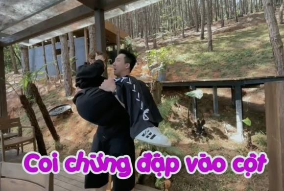 Thế là A Xìn, phải liên tục ôm và hôn vợ thay lời xin lỗi.