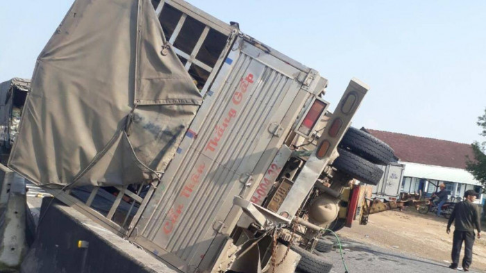 Giao thông qua Quốc lộ 1A đoạn Quảng Nam gặp khó khăn vì xe tải lật Giao thong qua Quoc lo 1A doan Quang Nam gap kho khan vi xe tai lat