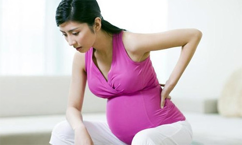 Dau lung khi mang thai co the dan toi sinh non