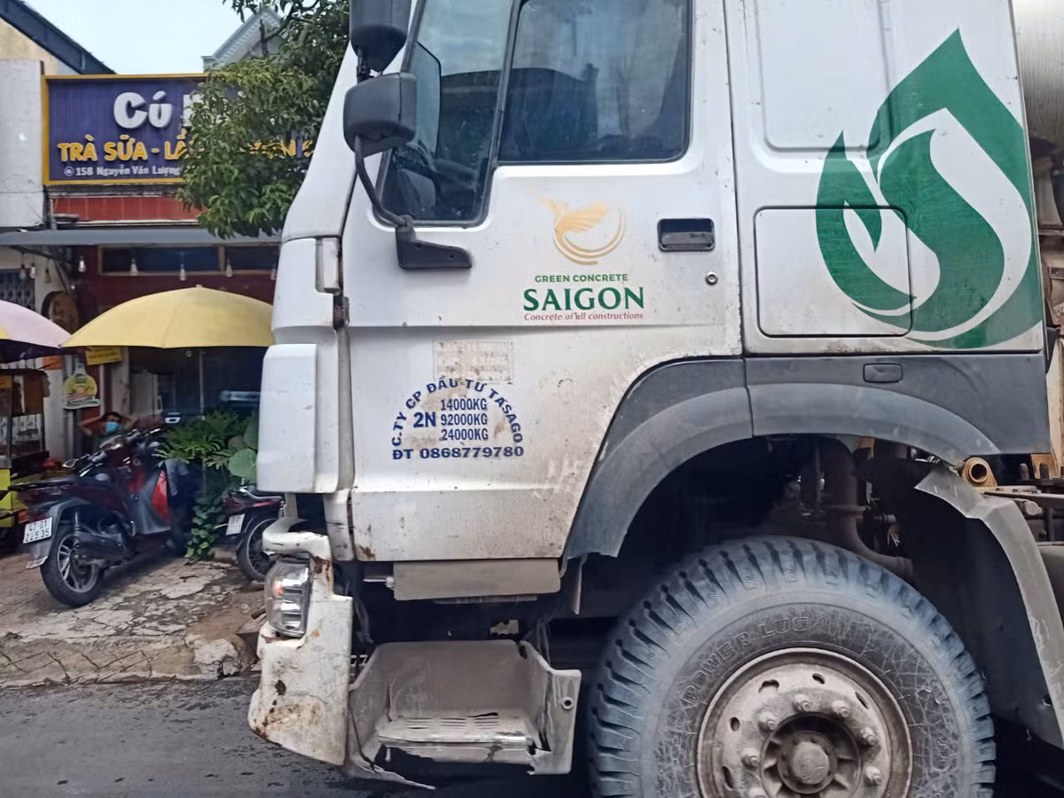 TPHCM: Xe trộn bê tông ngang nhiên chiếm đường giờ cao điểm tại Gò Vấp - Hình 4 TPHCM: Xe tron be tong ngang nhien chiem duong gio cao diem tai Go Vap-Hinh-4