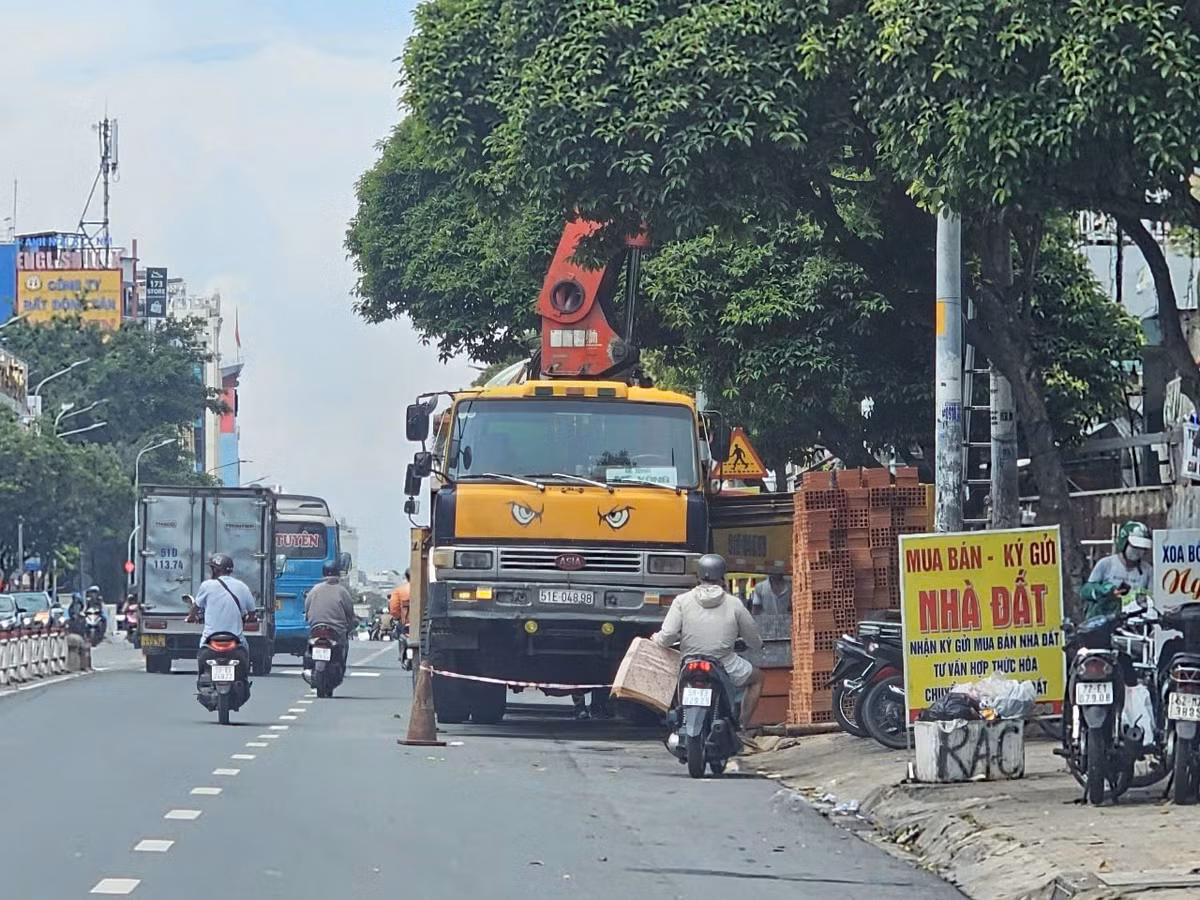 TPHCM: Xe trộn bê tông ngang nhiên chiếm đường giờ cao điểm tại Gò Vấp - Hình 3 TPHCM: Xe tron be tong ngang nhien chiem duong gio cao diem tai Go Vap-Hinh-3