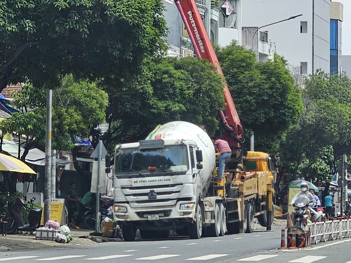 TPHCM: Xe tron be tong ngang nhien chiem duong gio cao diem tai Go Vap-Hinh-2