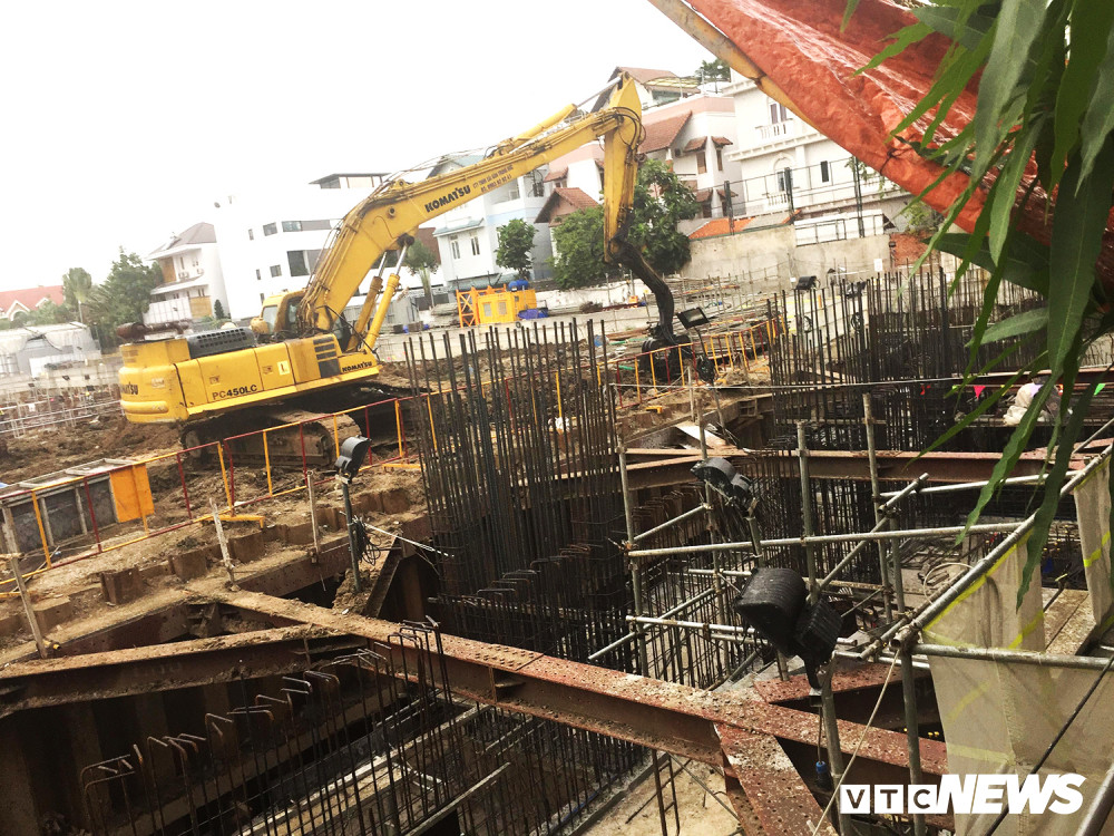 Dù đã được UBND phường Thảo Điền yêu cầu ngừng thi công, nhưng theo ghi nhận của PV, hiện dự án vẫn được triển khai xây dựng như chưa có chuyện gì xảy ra.