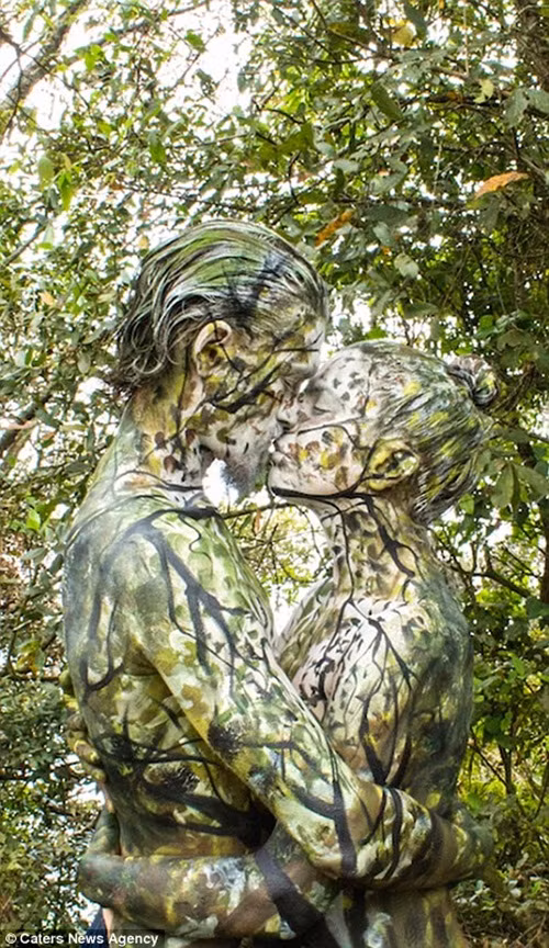 Được biết, niềm đam mê vẽ body art của Orly Faya bắt đầu khi Quỹ Động vật hoang dã thế giới tin tưởng, ủy nhiệm cô tạo ra những tác phẩm body art ngụy trang kết hợp người mẫu với rùa biển. (Nguồn Dailymail)