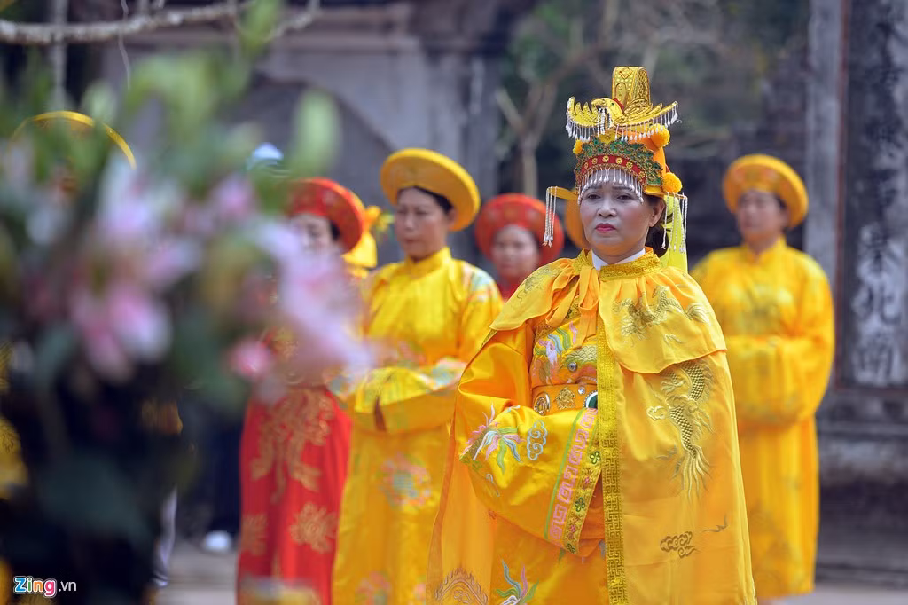 Đền Trần hiện nay được người dân địa phương xây bằng gỗ từ năm Chính Hòa thứ 15 (tức năm 1695), tổng cộng có 9 tòa, 31 gian. Tiền đường của đền Thiên Trường gồm 5 gian, dài 13 m. Tại đây có đặt ban thờ và bài vị của các quan có công lớn phù tá nhà Trần. Sau tiền đường là trung đường, nơi thờ 14 vị hoàng đế nhà Trần. Tuy nhiên, ở đó không có tượng thờ mà chỉ có bài vị.