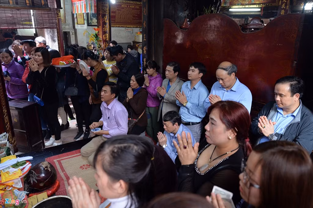 Với người dân Hà Nội và các tỉnh lân cận, đầu năm đi lễ Đền Trần đã trở thành thói quen của không ít gia đình. Họ vào đền thắp nhang cầu xin cho các thành viên trong nhà một năm mới bình an, con cái học hành tấn tới.